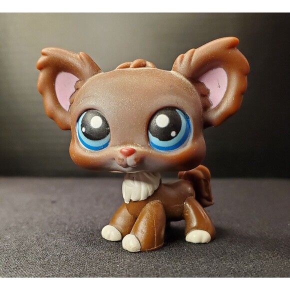 2005 LPS Littlest Pet Shops #219 Brown Chihuahua Blue Eyes Magnet - Picture 1 of 3